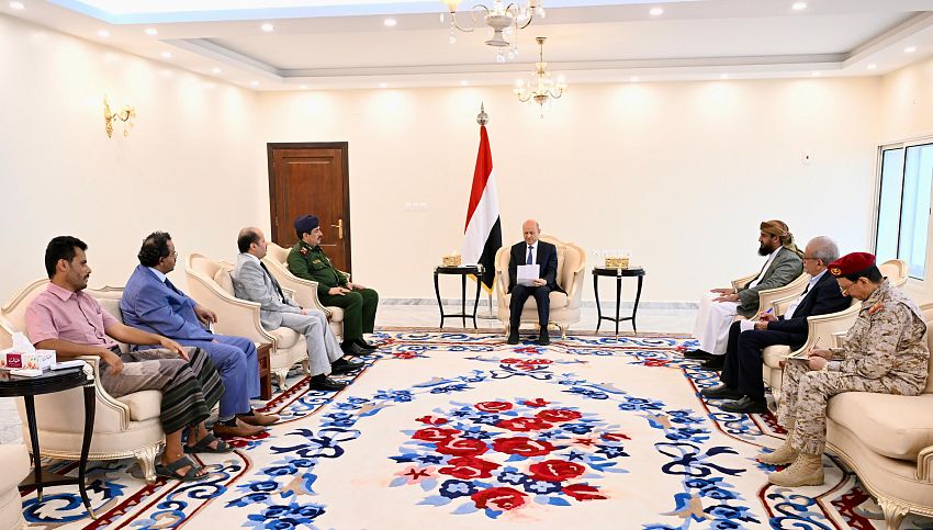 رئيس مجلس القيادة يعقد اجتماعا بلجنة تقصي الحقائق حول جريمة المليشيات الحوثية في البيضاء