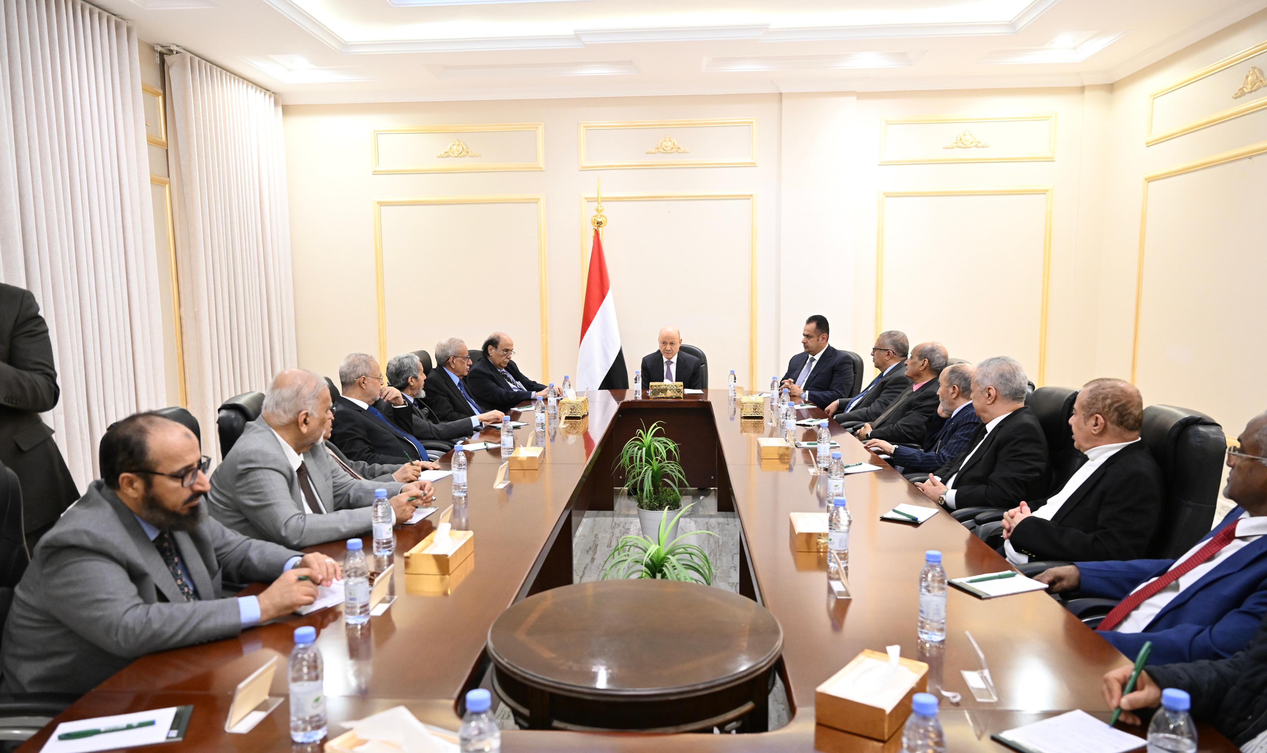 العليمي: قرارات الدولة جاءت لمنع فرض أمر واقع وحماية السيادة ومسار السلام