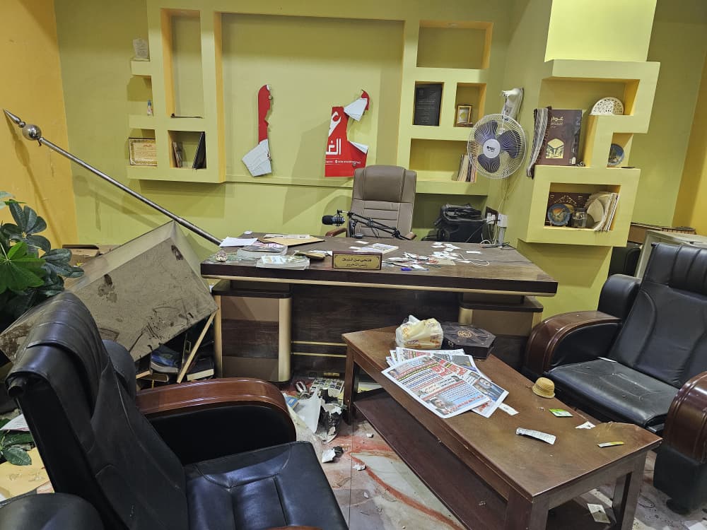 عناصر مسلحة تابعة للانتقالي المنحل تقتحم مقر صحيفة عدن الغد وتعتدي على موظفيها