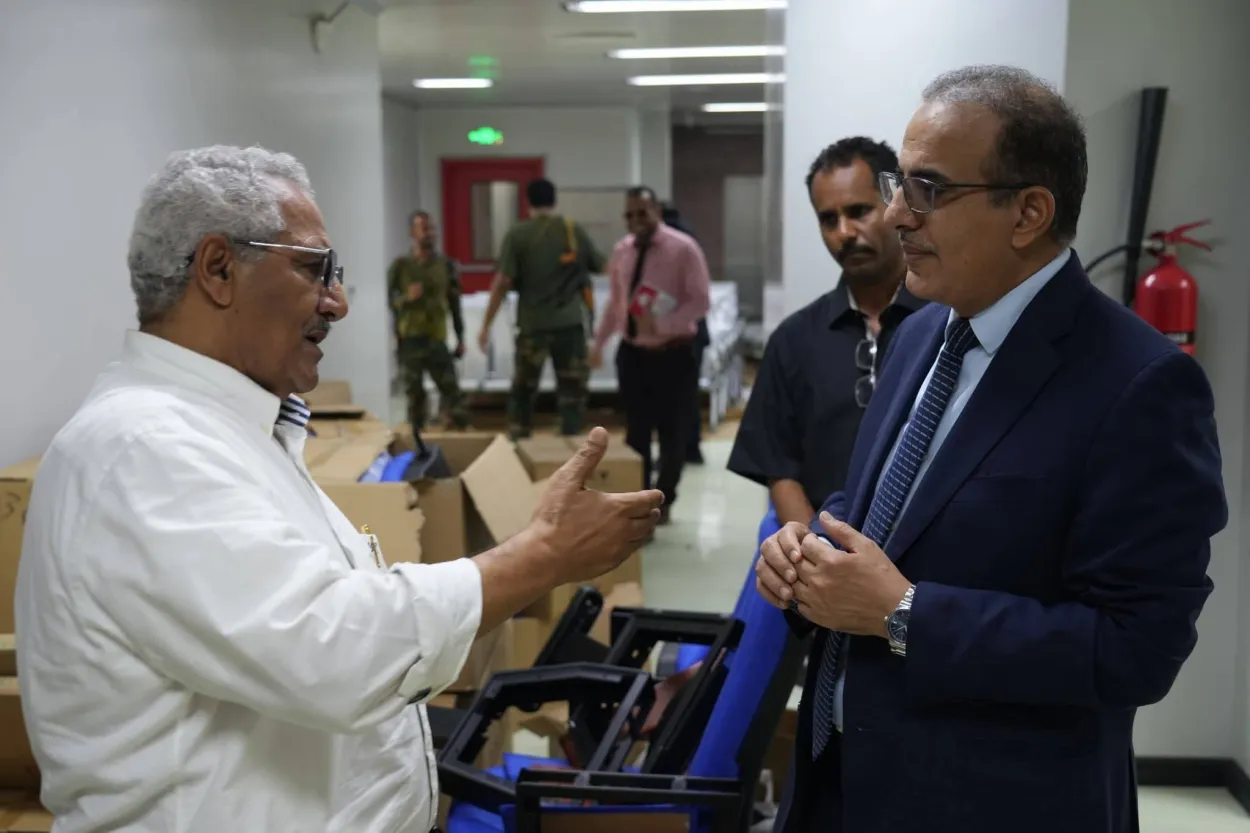 وزير الصحة يتفقد جاهزية مختبر وطني لفحص الأدوية في عدن ويؤكد تسريع افتتاحه