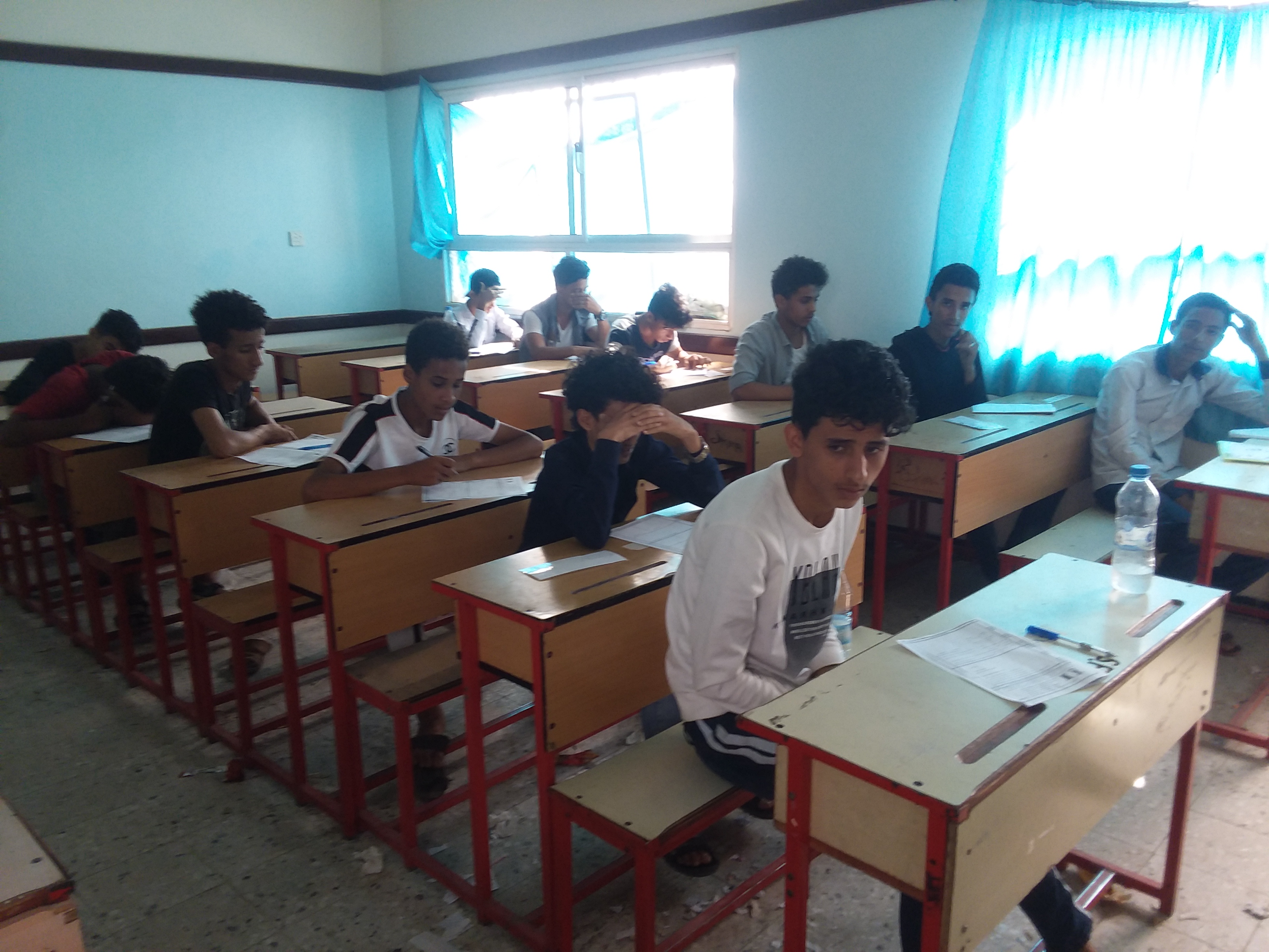 من امتحانات الثانوية العامة لهذا العام بتعز تصوير عمران فرحان
