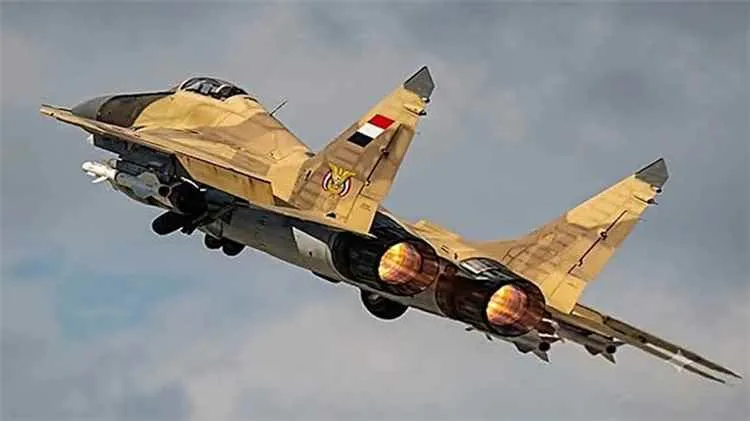الطيران الحربي ينفذ 33 غارة على تحركات حوثية في تعز والدفاعات تسقط مسيرات بعدن