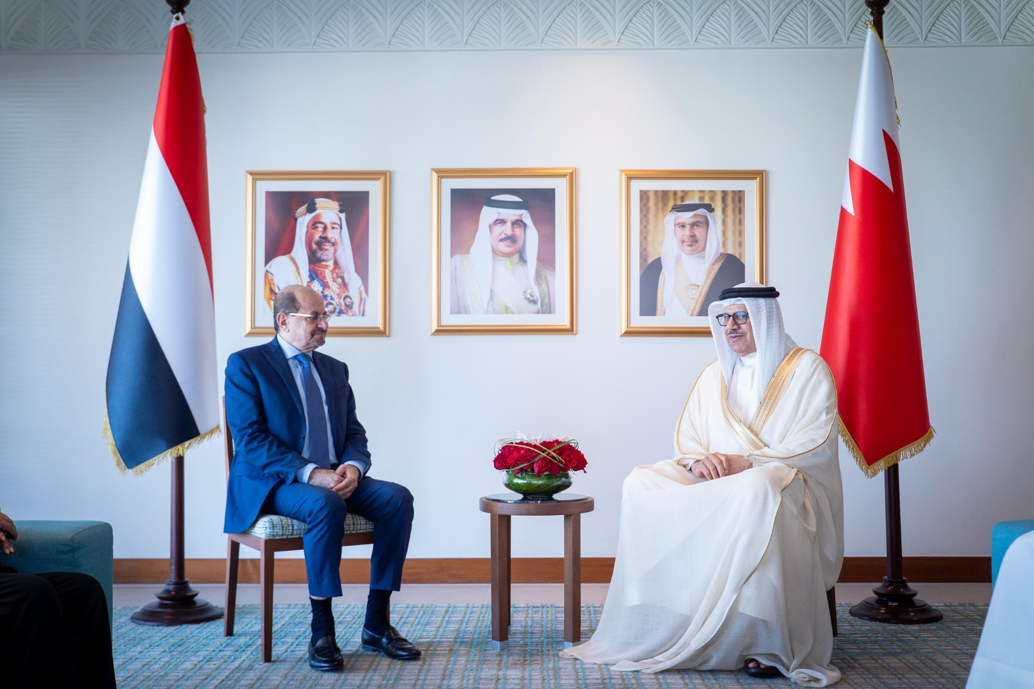 الزنداني يبحث مع نظيره البحريني تطوير العلاقات الثنائية وتعزيز التعاون الإقليمي