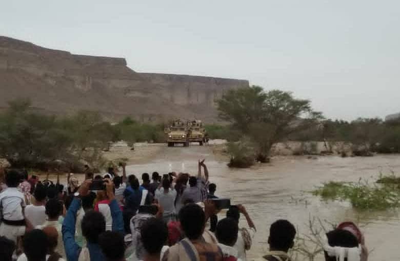 انقاذ 4 شبان حاصرتهم السيول بحضرموت