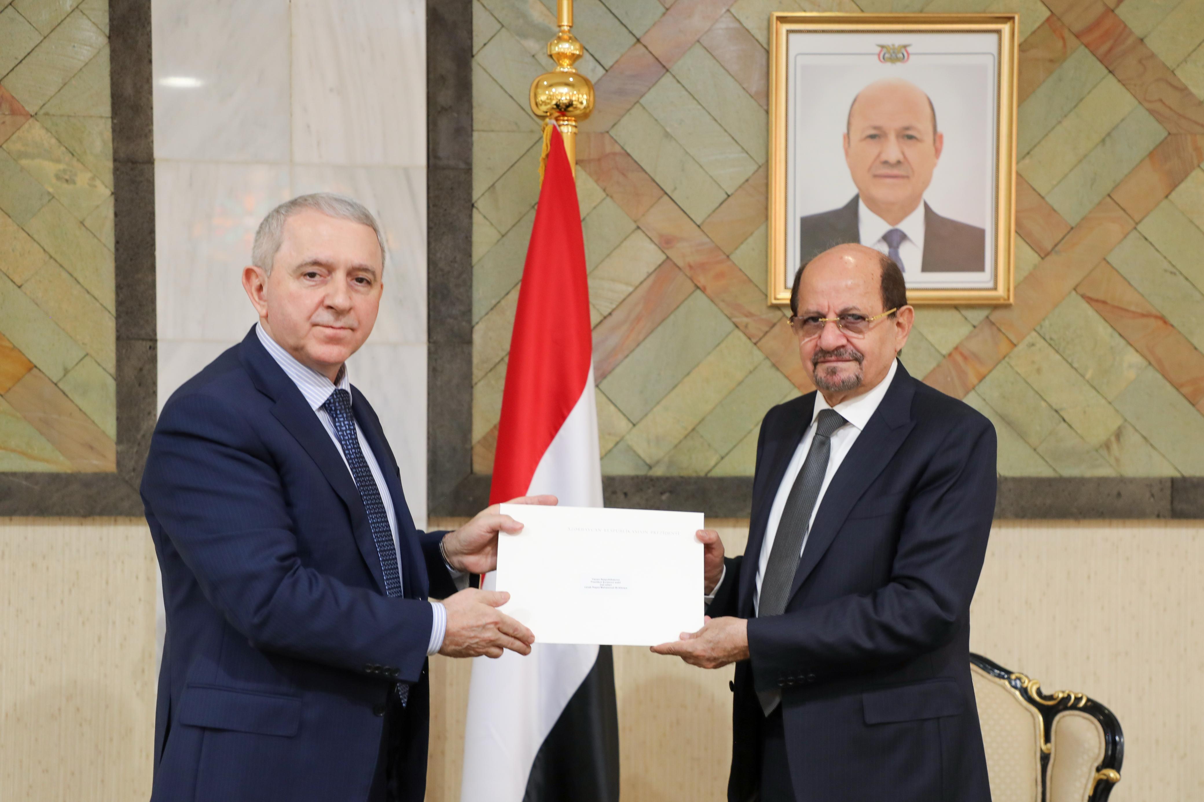 الزنداني يلتقي السفير الأذربيجاني ويتسلم دعوة للرئيس العليمي للمشاركة في المنتدى الحضري العالمي
