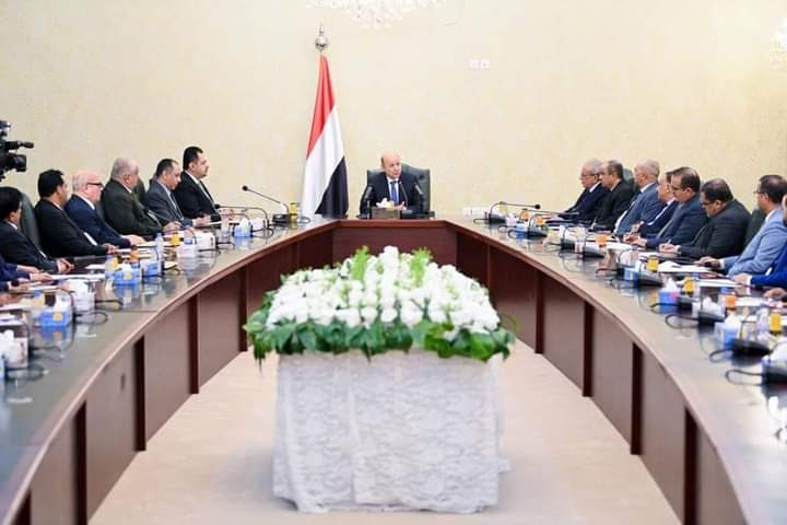 العليمي يوجه بإلغاء منح المبتعثين من أقارب المسؤولين