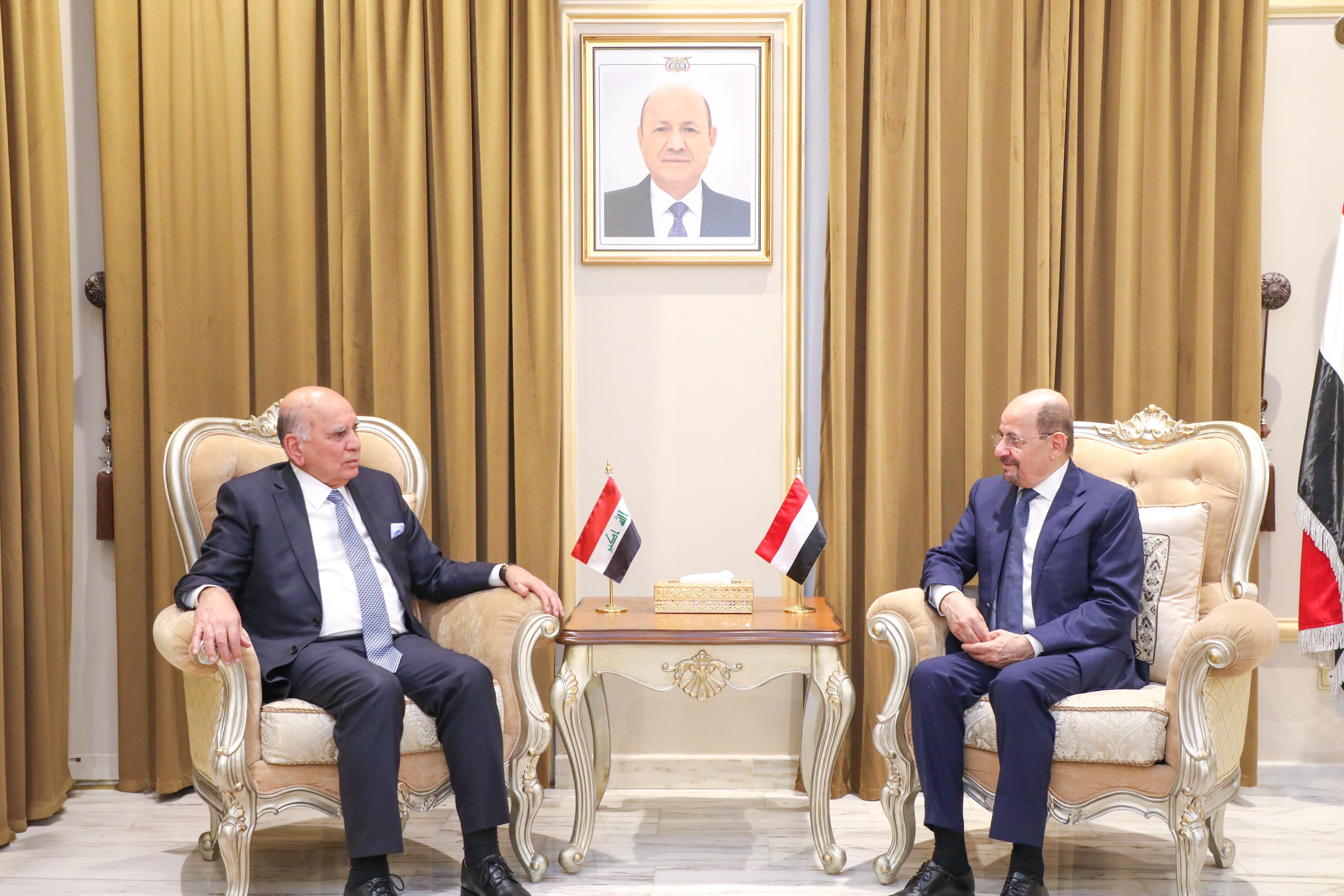 وزير الخارجية وشؤون المغتربين يبحث مع نظيره العراقي تعزيز العلاقات الثنائية