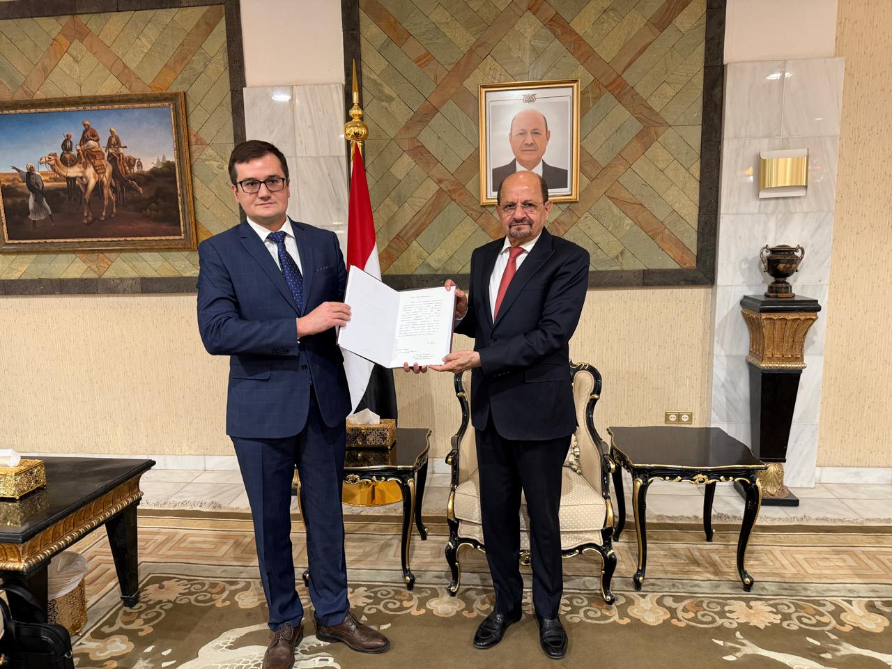 وزير الخارجية يتسلم نسخة من أوراق اعتماد السفير الروسي الجديد لدى اليمن