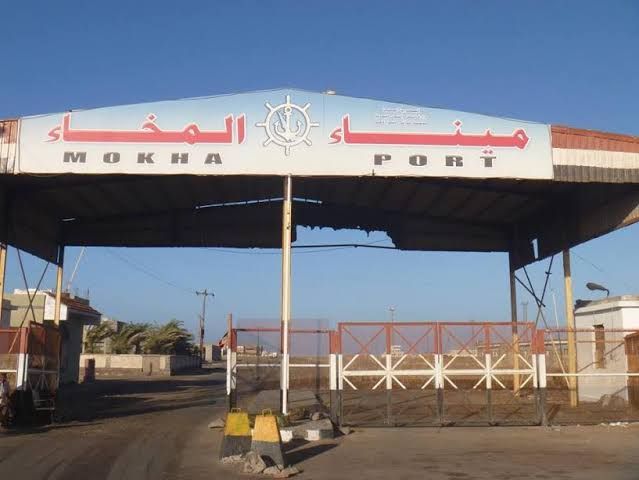 نقل حاويات مجهولة المحتوى من معسكر جبل النار  إلى ميناء المخا