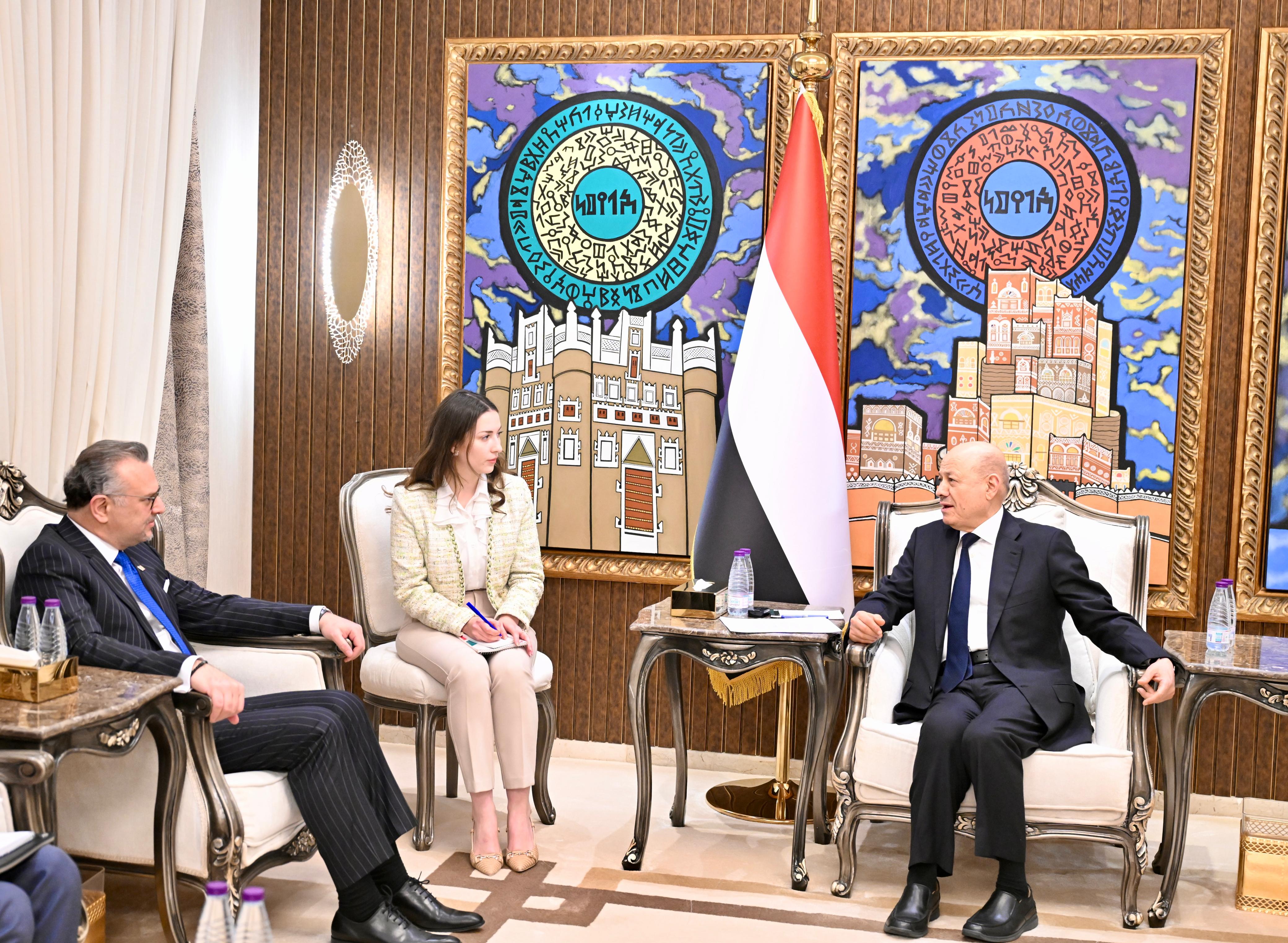 العليمي يبحث مع مسؤولين أميركيين دعم الإصلاحات ومكافحة الإرهاب والتطورات في حضرموت والمهرة