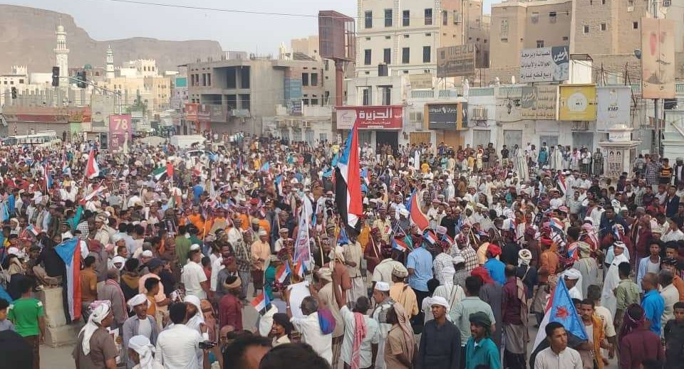 تظاهرات انفصالية في سيئون وسيحوت تصعّد ضد السعودية وتهاجم جهود دعم الشرعية