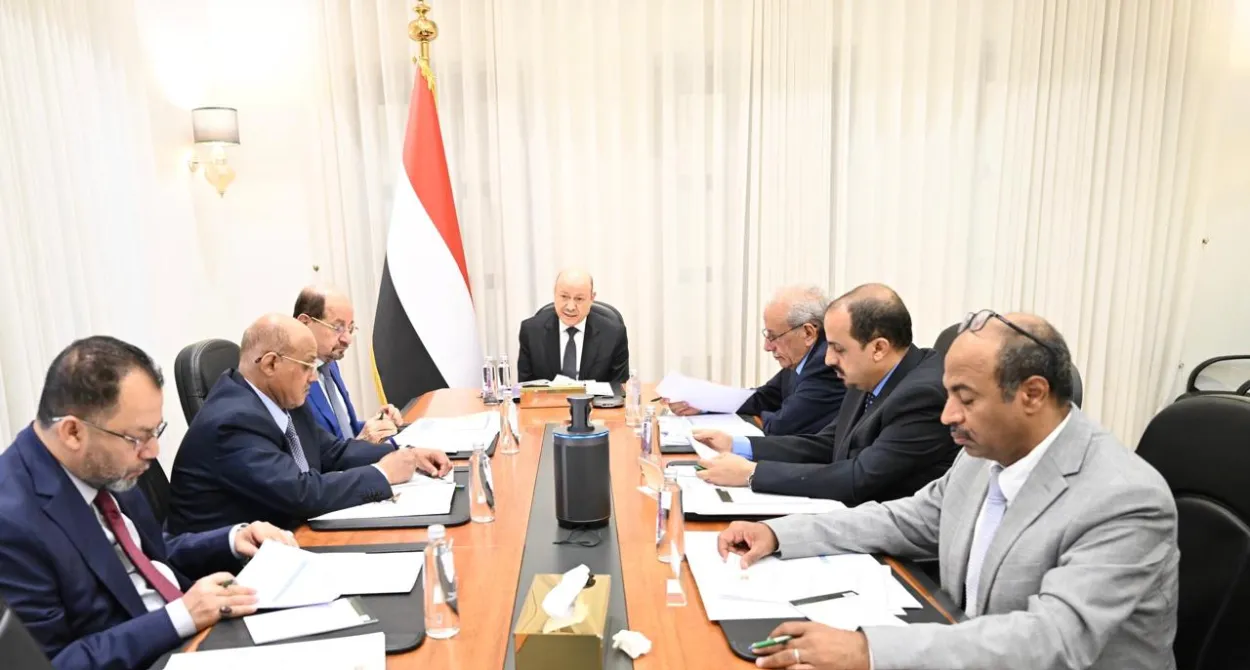 رئيس الوزراء  الزنداني  يستعرض أمام مجلس القيادة الرئاسي مؤشرات الإصلاحات وخطة معالجة أزمتي الرواتب والكهرباء