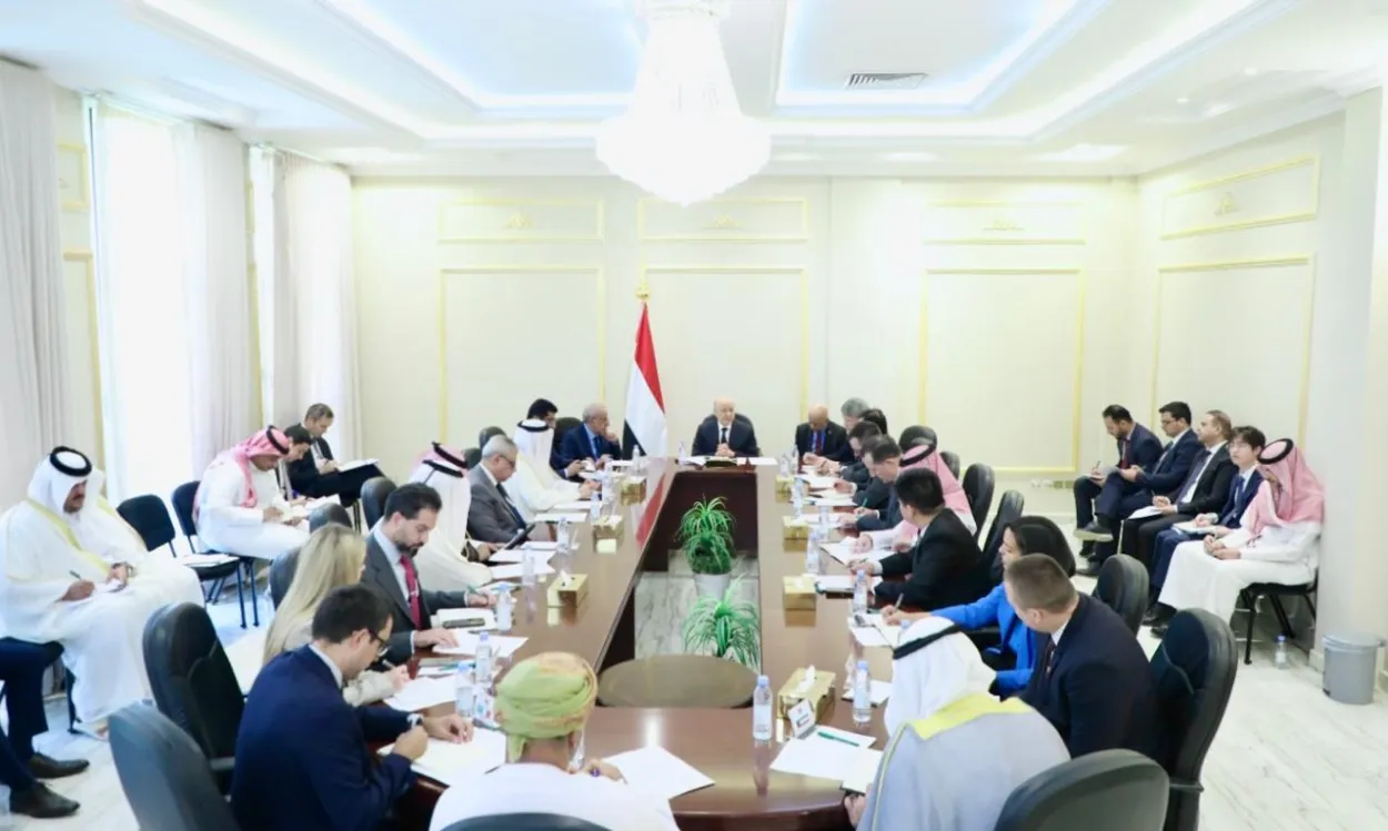 العليمي يدعو إلى موقف دولي حازم تجاه إيران ويحذر من تحويل اليمن إلى منصة لتهديد الأمن الإقليمي والدولي