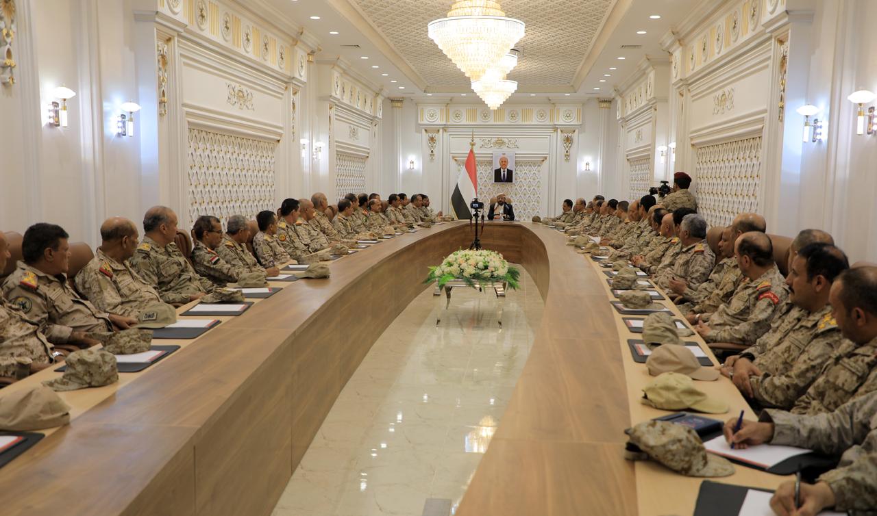 العرادة يترأس اجتماع عسكري في مأرب لبحث المستجدات وتعزيز الجاهزية الميدانية