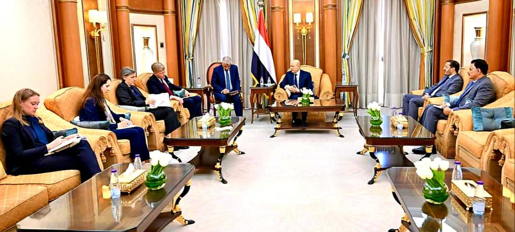 العليمي يلتقي المبعوث الأممي بالرياض