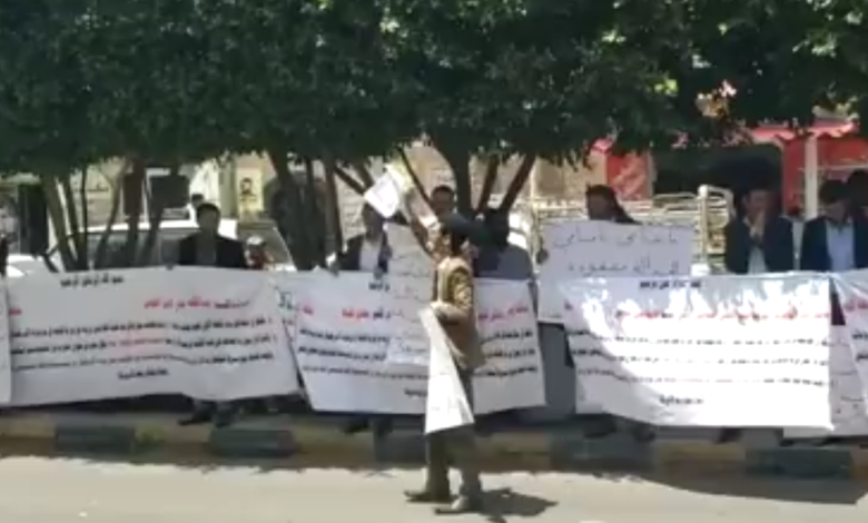 طلبة يحتجون على استبدالهم بأخرين  في معهد القضاء بصنعاء