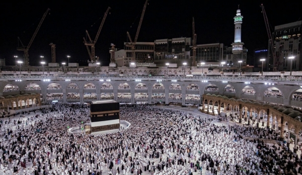 حجاج بيت الله يتوجهون إلى منى لقضاء يوم التروية