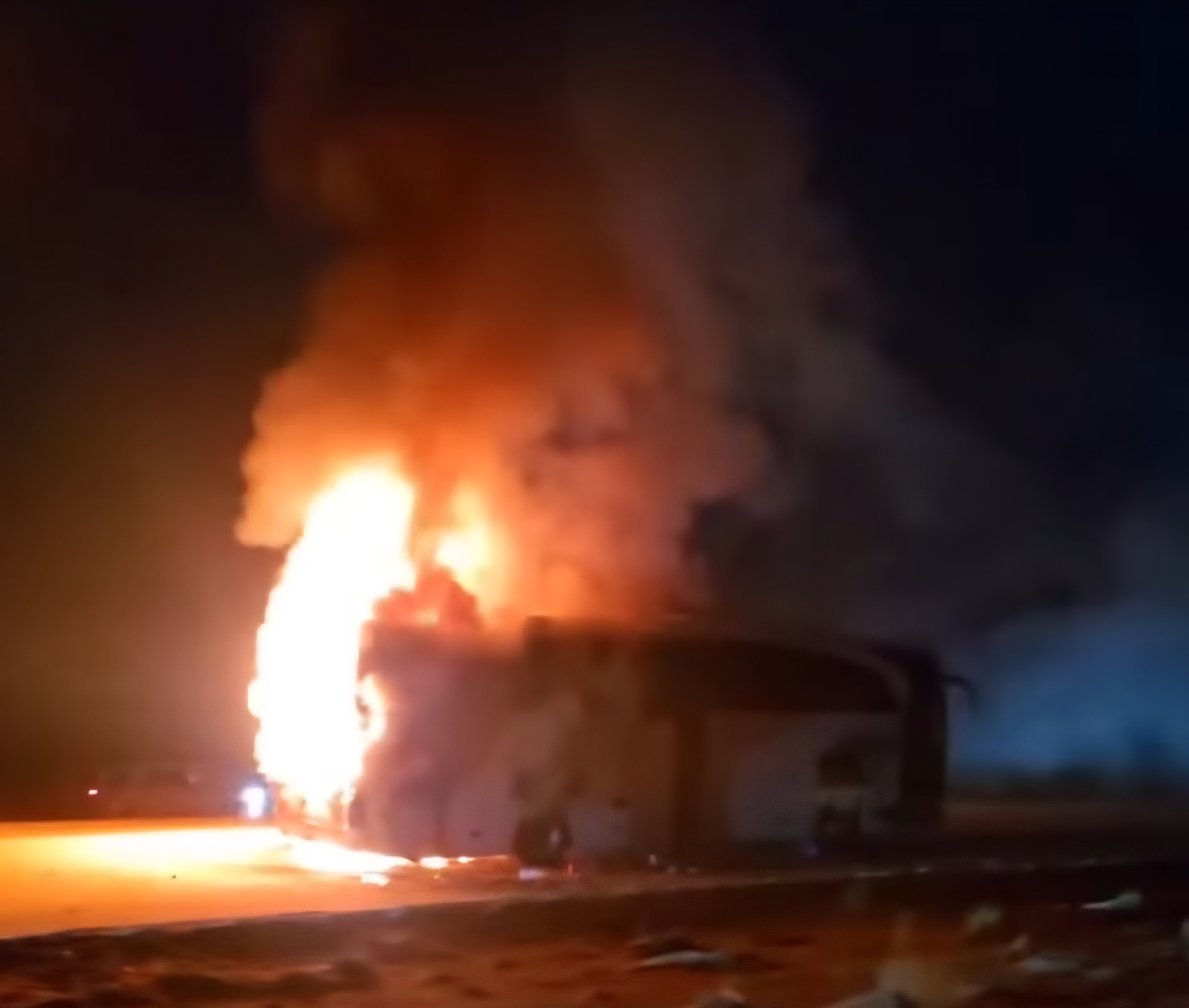 نجاة عشرات الركاب من حريق باص نقل جماعي بسبب غياب معايير السلامة