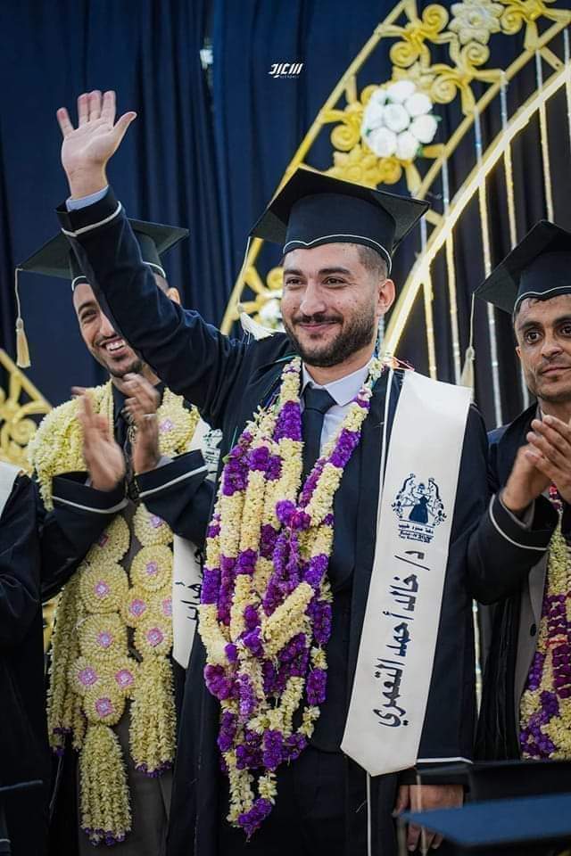 فلسطيني يتخرج من كلية الطب بجامعة تعز