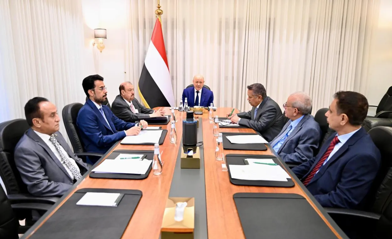 العليمي يحشد مؤسسات الدولة لمواجهة التصعيد الحوثي والإيراني