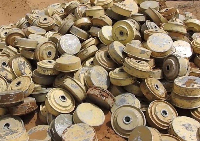 مقتل وإصابة ثلاثة خبراء ألغام جنوب الحديدة