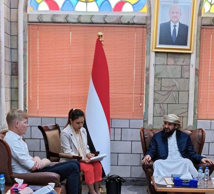 المحرمي يبلغ المبعوث الأممي عدم ثقتهم بجدية الحوثيين بالسلام 