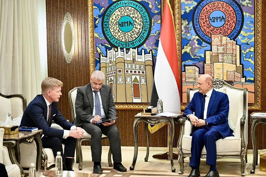 رئيس مجلس القيادة يبحث مع المبعوث الأممي جهود السلام ويؤكد: الحوثيون جزء من مشروع إيراني عابر للحدود