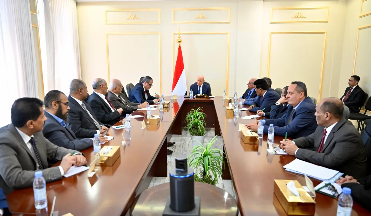 الرئيس العليمي يدعو الأحزاب إلى توحيد الصف الوطني ومواجهة المشروع الإيراني ودعم الإصلاحات