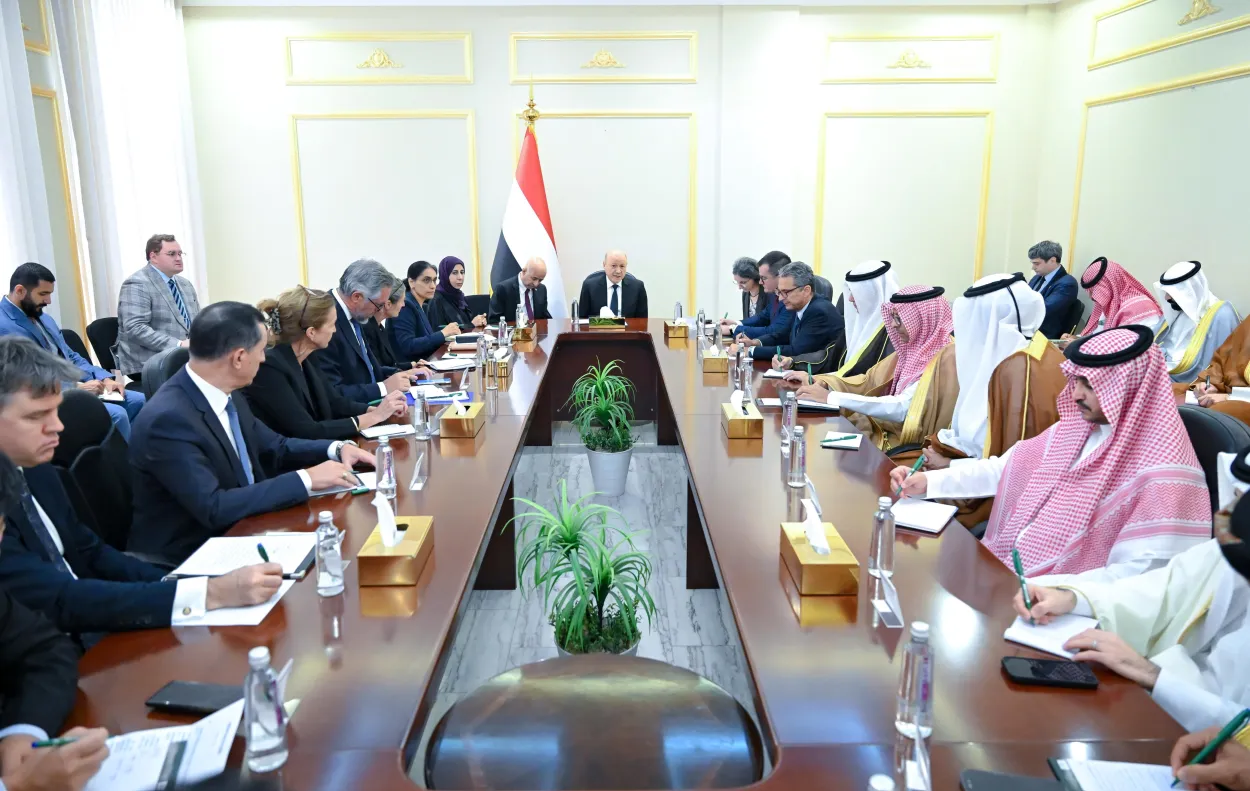 العليمي يطالب المجتمع الدولي بموقف حازم تجاه التصعيد الحوثي