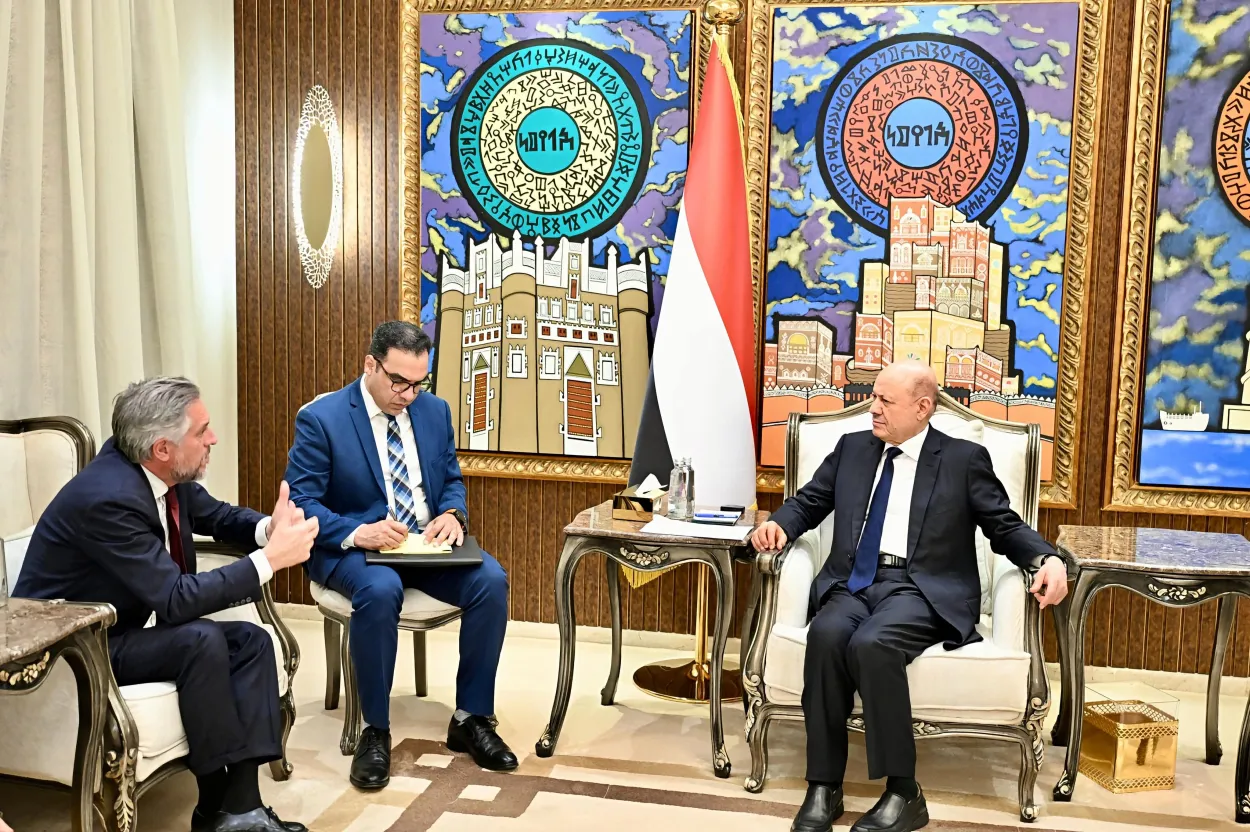 العليمي يدعو لتشديد الضغوط على الحوثيين ويؤكد: أمن البحر الأحمر يبدأ من استعادة الدولة