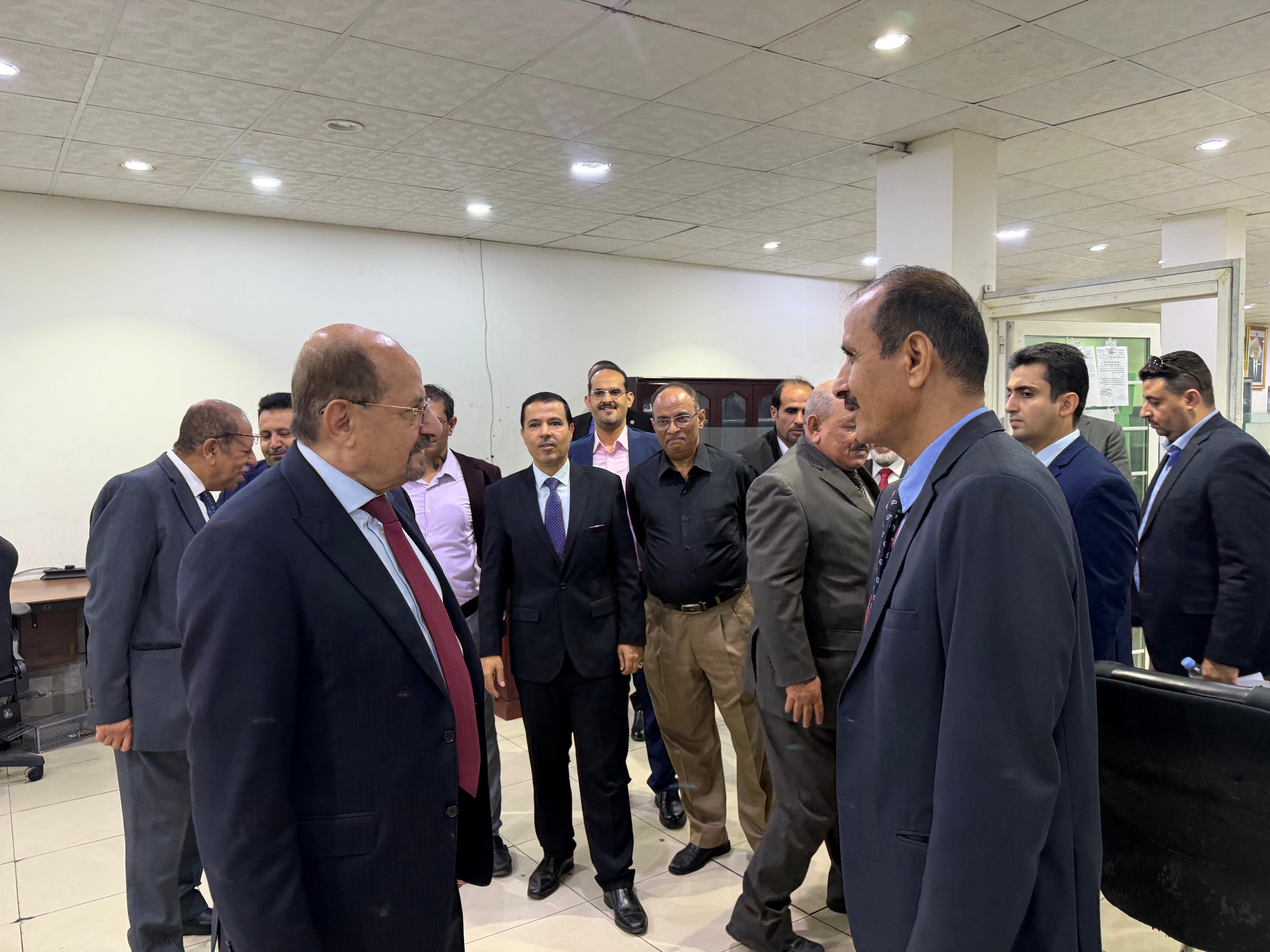 الزنداني يطّلع على سير العمل والخدمات في القنصلية اليمنية بجدة