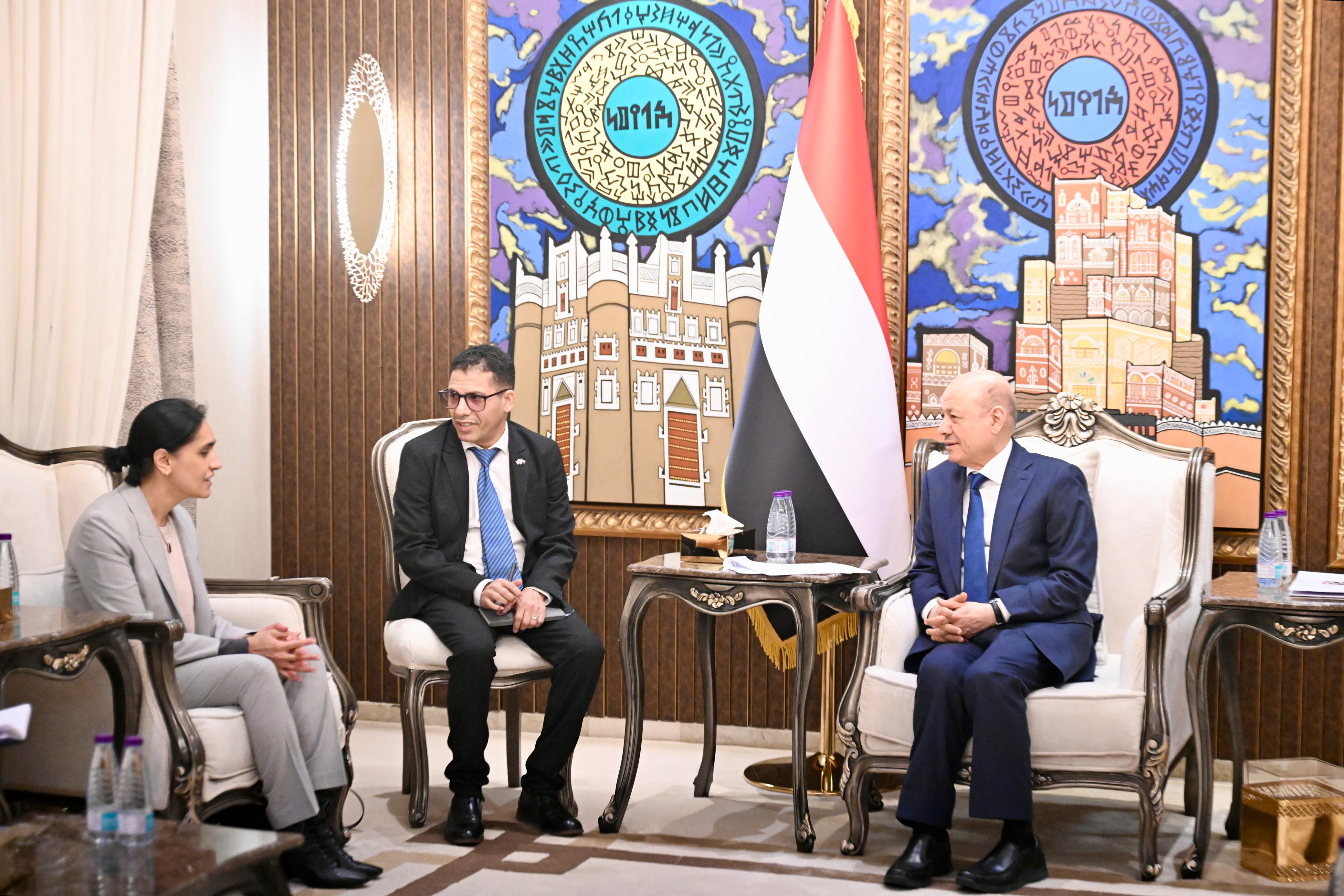 الرئيس العليمي يبحث مع سفيرة بريطانيا تطورات الأوضاع وجهود استعادة الدولة وبناء السلام