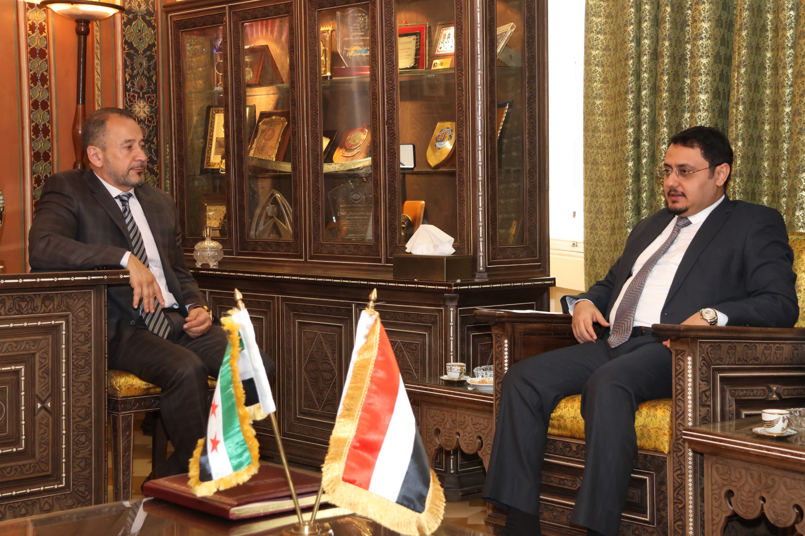 محمد بعكر يبحث مع عصام الغريواتي تعزيز العلاقات الاقتصادية بين اليمن وسوريا