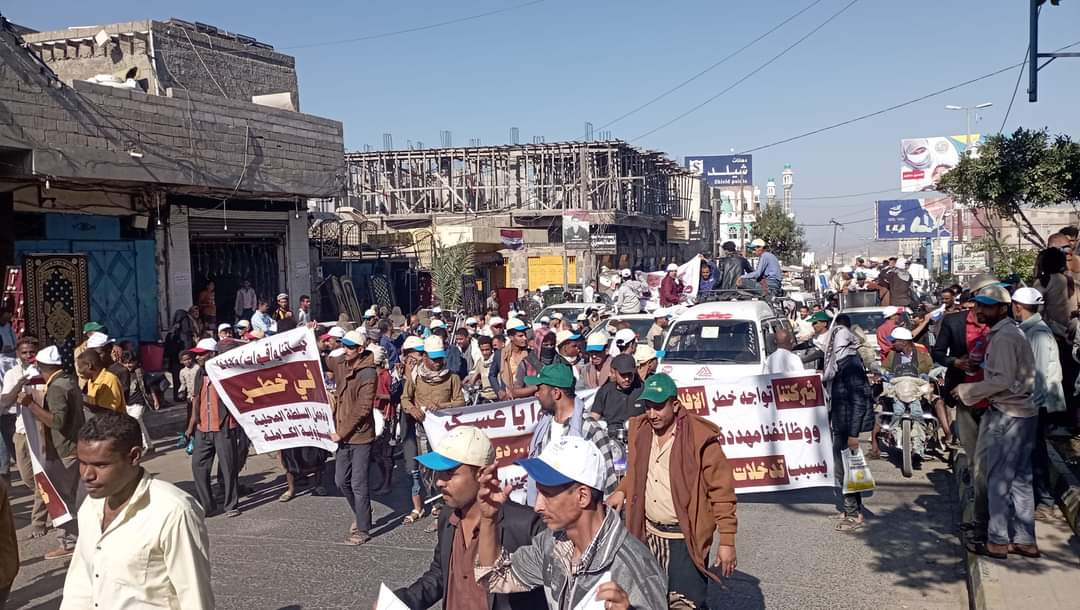 في وقفة احتجاجية.. عمال شركة الشيباني الصناعية بتعز يوجهون رسالة لمجلسي الرئاسة والنواب