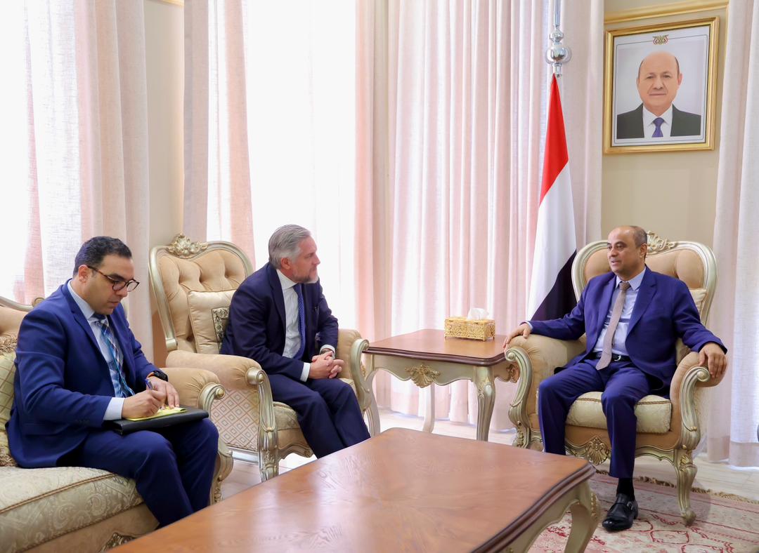 رئيس الوزراء يؤكد المضي في بسط سلطة الدولة وتعزيز الاستقرار خلال لقائه سفير الاتحاد الأوروبي