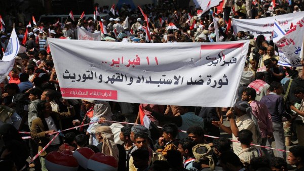 حشود تحيي ذكرى فبراير في وسط مدينة تعز