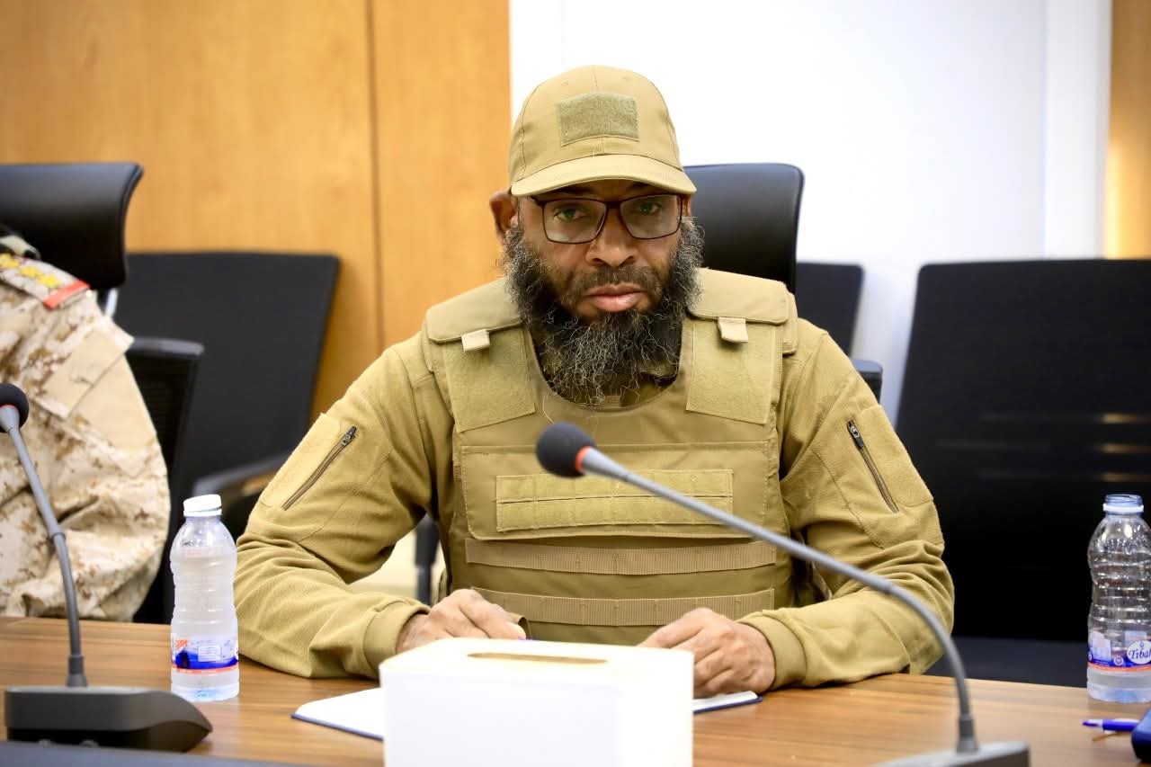 العليمي يعيد تشكيل قيادة المنطقة العسكرية الأولى ويعين وكيلاً لوادي حضرموت