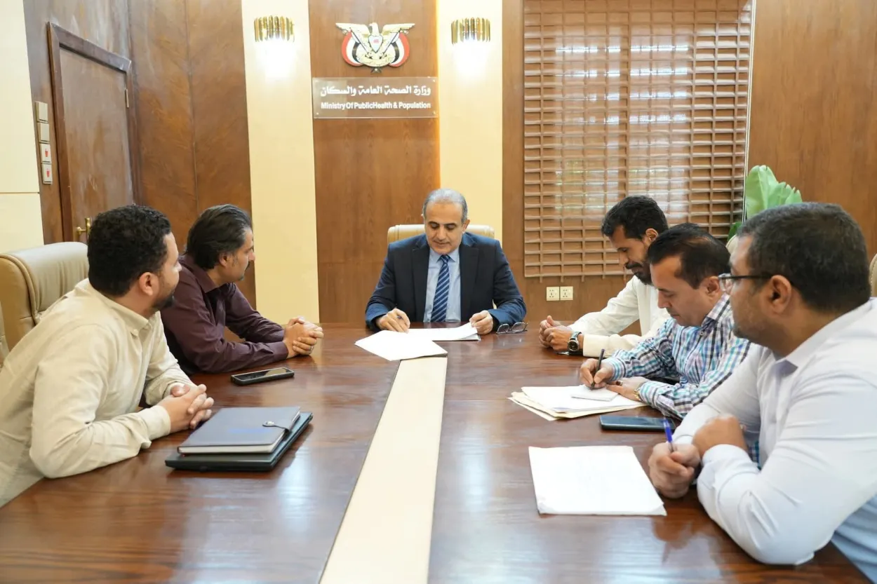 بحضور فريق منظمة الإغاثة الدولية.. وزير الصحة يستعرض نتائج مشروع تعزيز توفر الأدوية في اليمن