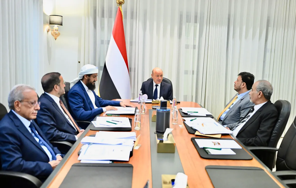 العليمي يترأس اجتماع مجلس القيادة الرئاسي ويؤكد تسريع الإصلاحات وتعزيز الأمن ومكافحة الإرهاب