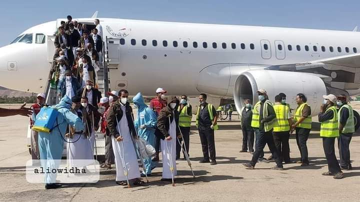 الحوثيون يفرجون عن 48 شخص