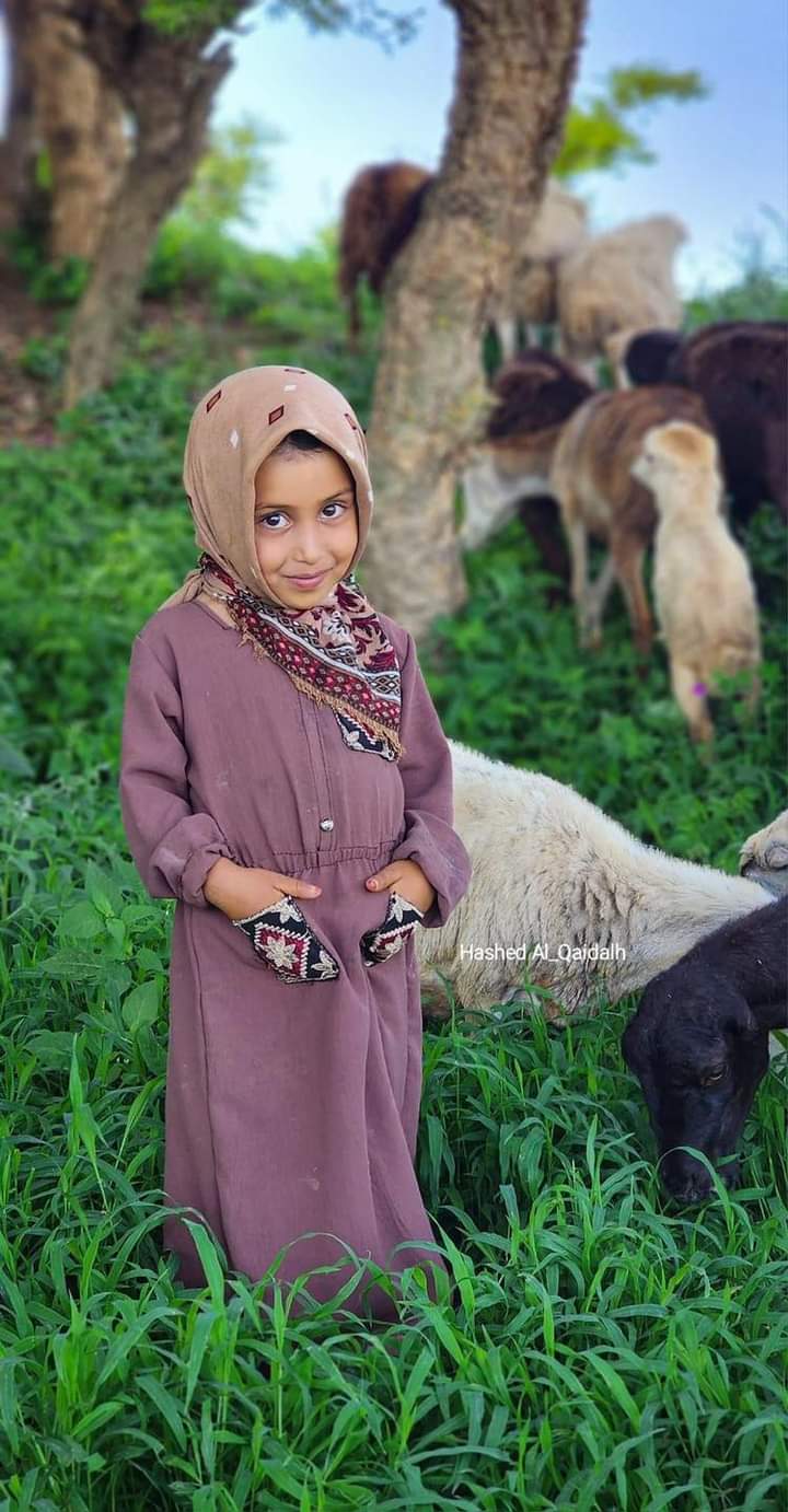 طفلة يمنية محجبة تخطف أنظار مواقع النواصل