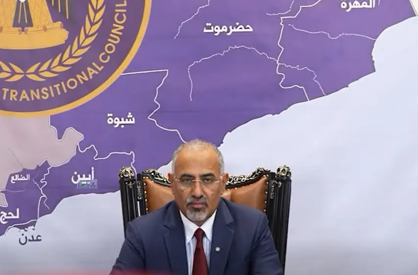 في أول ظهور بعد مغادرته اليمن: الزبيدي يجدد خطابه الانفصالي وسط تساؤلات حول التوقيت والدلالات