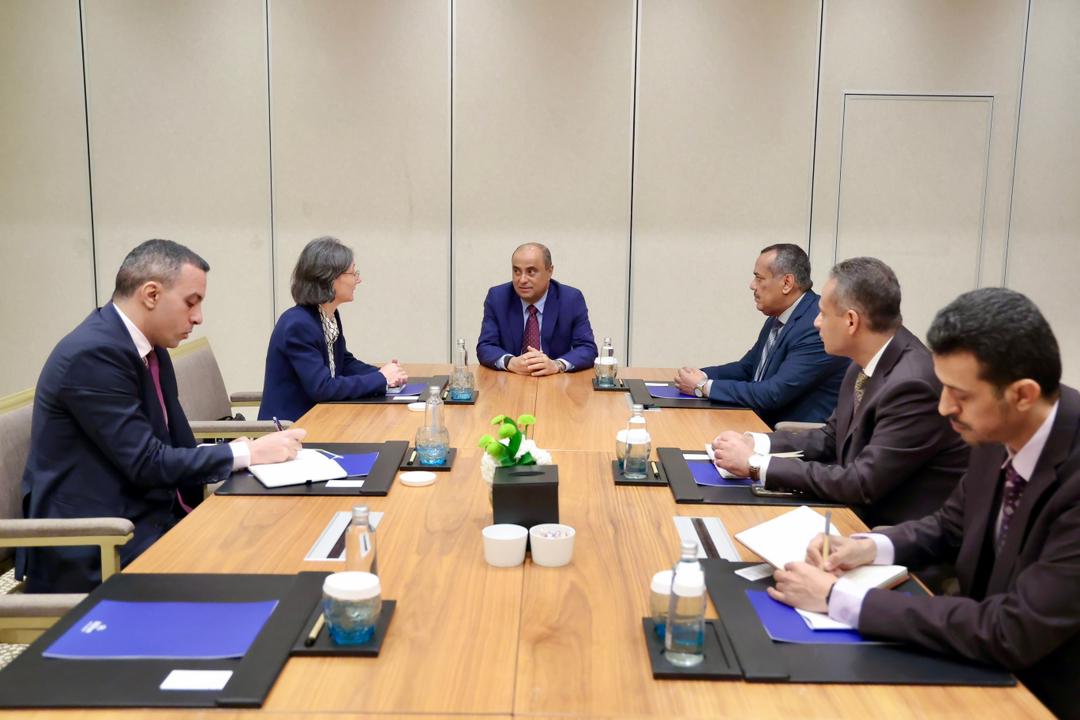 رئيس الوزراء يؤكد حرص الحكومة على توسيع التعاون مع فرنسا بمجالات التنمية والطاقة والإصلاحات