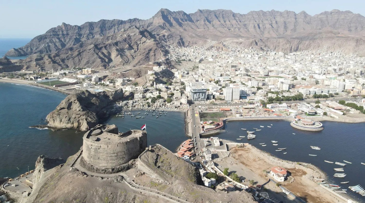 محافظ عدن يعلن جاهزية العاصمة المؤقتة لعودة القيادة والحكومة ويطرح خطة أمنية وخدمية شاملة