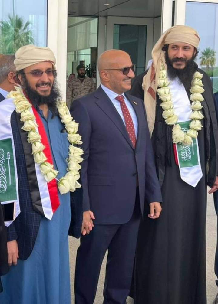 طائرات تقل أسرى حوثيين من مطار المخاء إلى مطار صنعاء