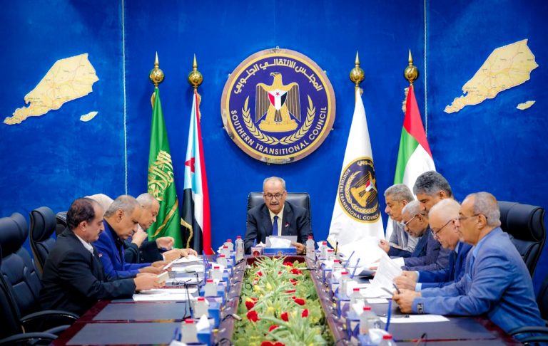 الانتقالي يطالب بتدخل عاجل لوقف أزمة المشتقات النفطية
