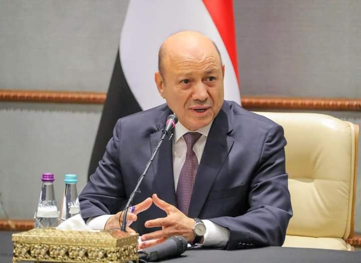 العليمي يحدد أولوية عمل المجلس الرئاسي 