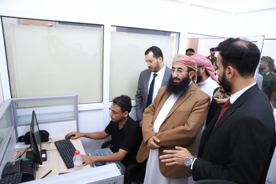 وزير الأوقاف الوادعي يتفقد سير العمل بديوان الوزارة في عدن ويؤكد تعزيز الانضباط والتنسيق