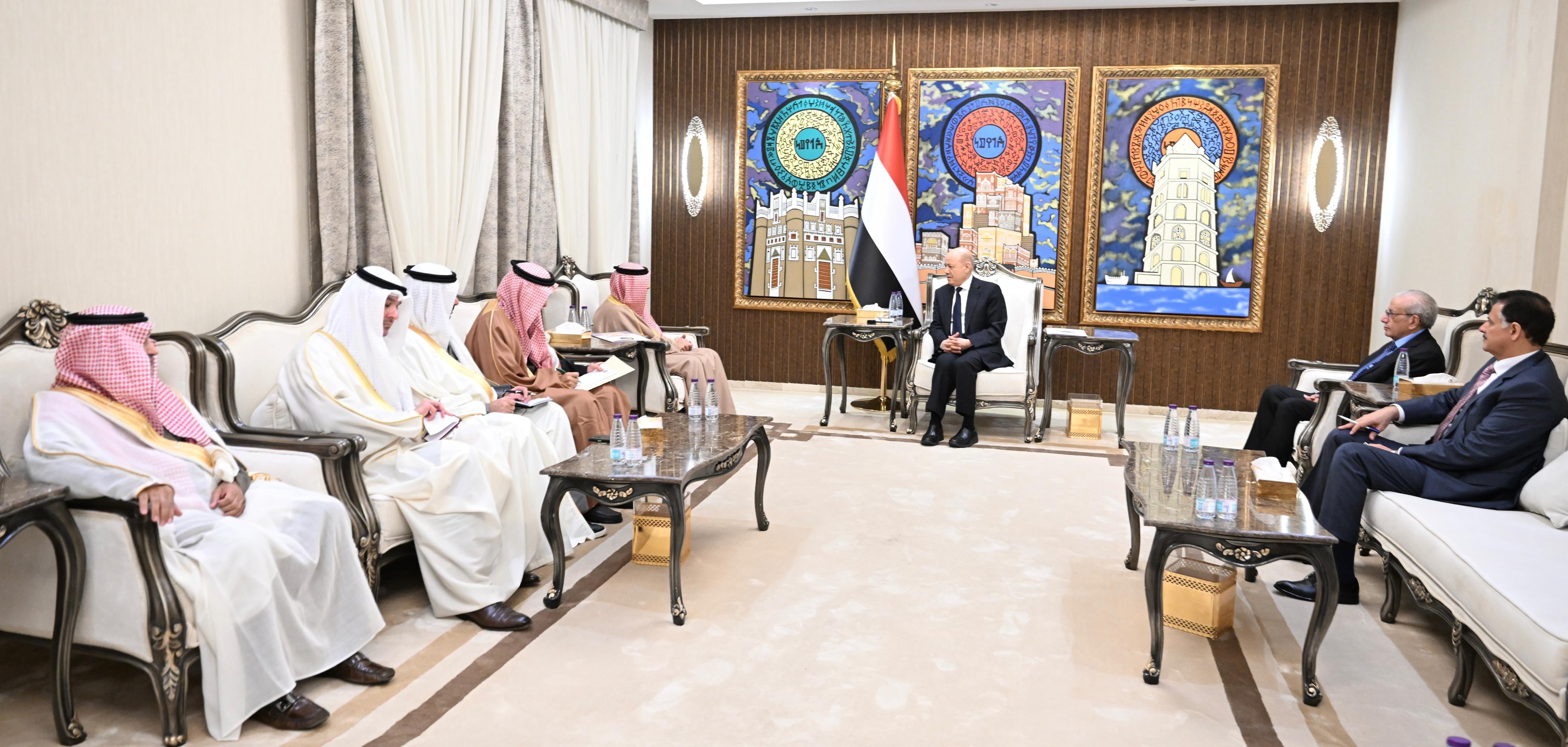 العليمي يؤكد عمق الشراكة مع مجلس التعاون ويشدد على أن استقرار اليمن جزء من أمن الخليج