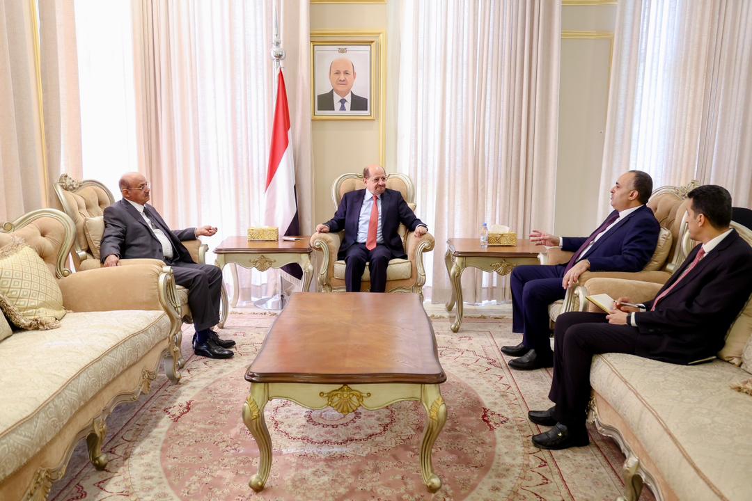 رئيس الوزراء الدكتور الزنداني يوجه بتسريع صرف الرواتب المتأخرة للموظفين والمتقاعدين والشهداء والجرحى